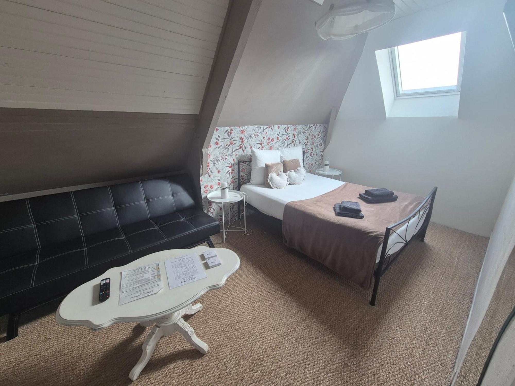L'Ame Du Gourmand Hotell Pontorson Exteriör bild