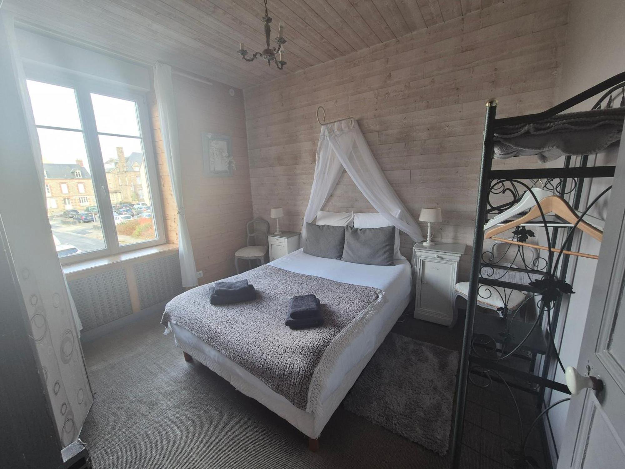 L'Ame Du Gourmand Hotell Pontorson Exteriör bild
